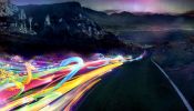 traces de phares colorées dans la nuit noire