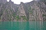 naviguer_le-long-des-falaises_dans-les-fjords_en-norvege