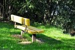 le banc jaune : un petit moment de calme et de repos
