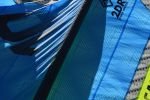 le-bleu-de-la-voile-sur-le-sable