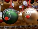 deux-boules-cadeau-de-noel-gratuit-en-vitrine