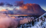 ciel-nuageux-neige-et-ski-montagne